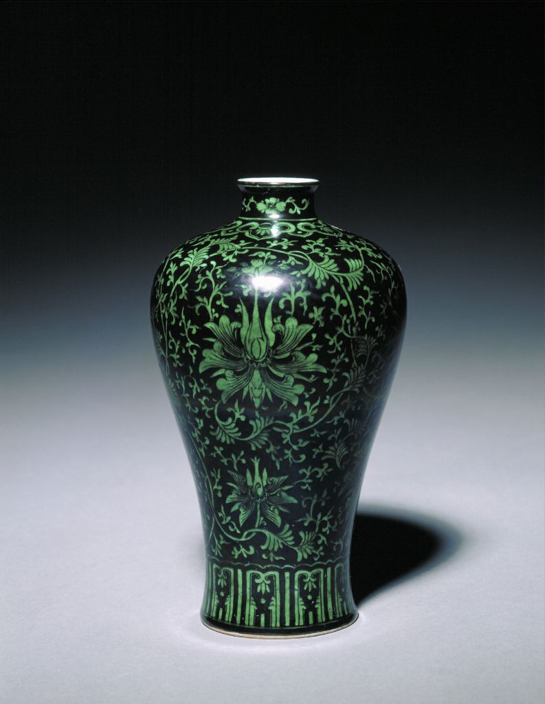 图片[1]-Black ground green colored lotus patterned plum vase with tangled branches-China Archive